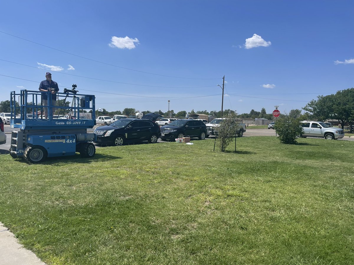JeremySWallace's tweet photo. In Spearman, TX (almost Oklahoma) Beto O’Rourke invites protesters into the park pavilion in 100 degree temps to get them out of the sun and gives them water. Now he’s taking a slew of questions from his supporters and the protesters. https://t.co/HULETdsRf1