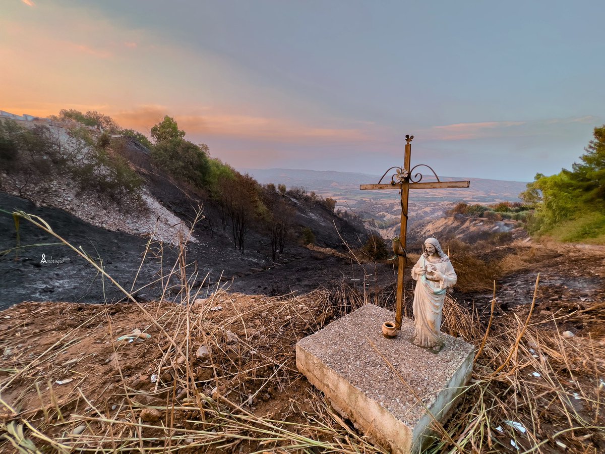 AmbrogioQ's tweet photo. Alle porte del limite.
Il limite dell’inferno.
-
Luglio 23, 2022
#shotoniPhone #Pisticci #Basilicata #fire https://t.co/6Z24J4cZnE