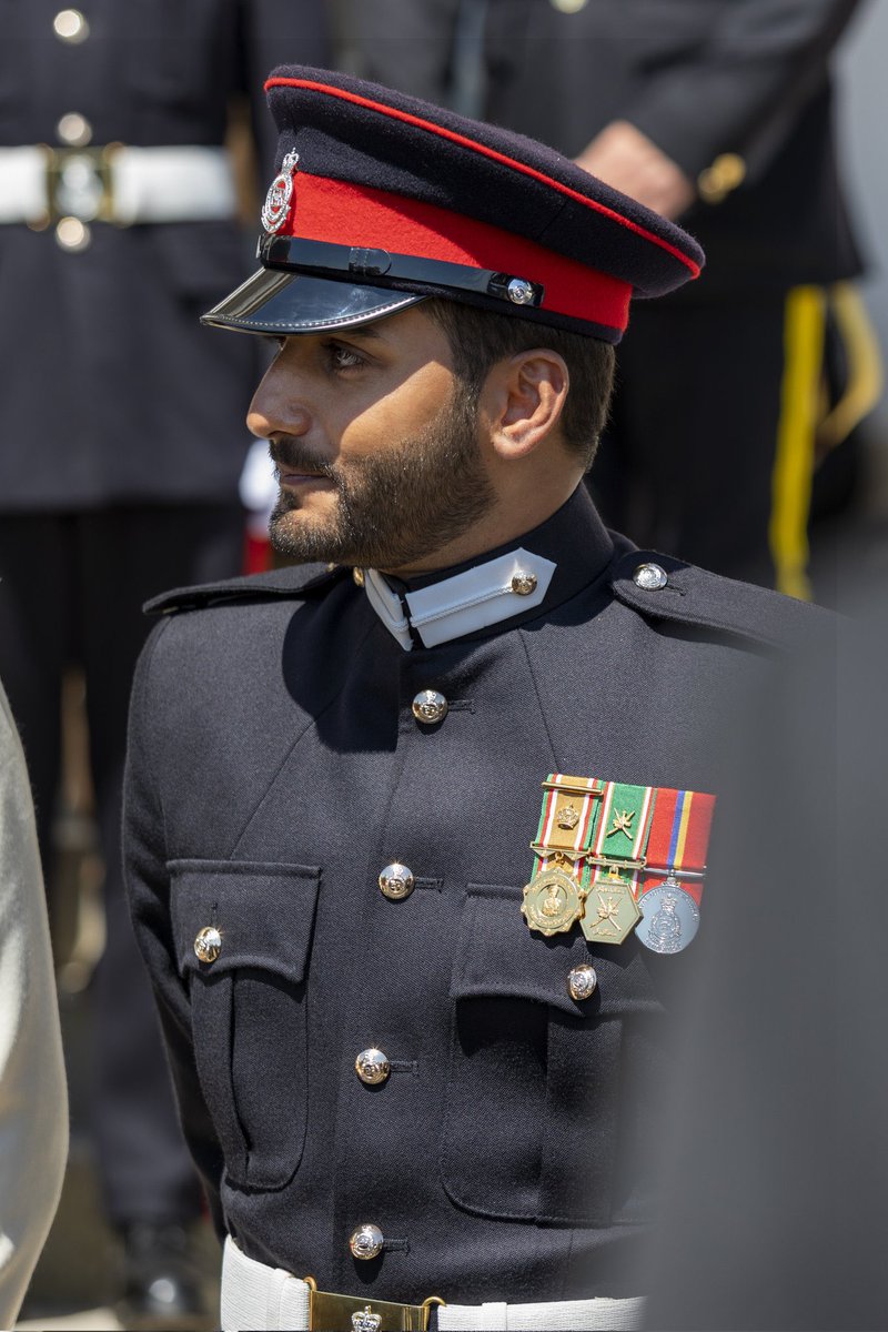 السلطان هيثم بن طارق يحضر حفل تخريج الدفعة 222 لطلبة كلية ساندهيرست العسكرية في #بريطانيا، حيث كان من بين الخريجين نجله "ذي يزن بن هيثم".