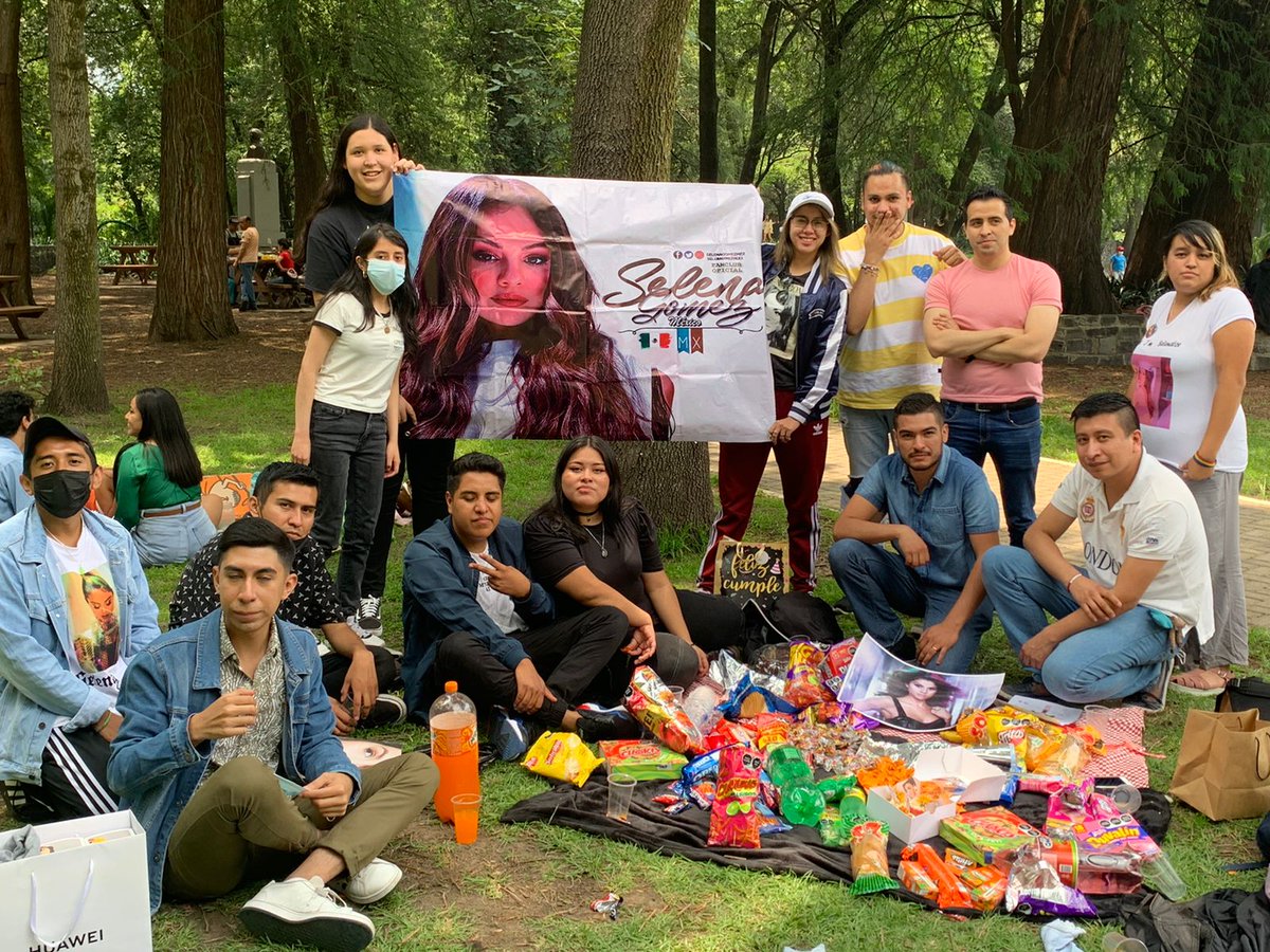selenagomezmex's tweet photo. PICNIC SELENATOR. ❤️
Festejando los 30 añitos de Selena Gomez. 🇲🇽
Gracias por la invitación, un gusto convivir con ustedes. https://t.co/3e6keRHSBa