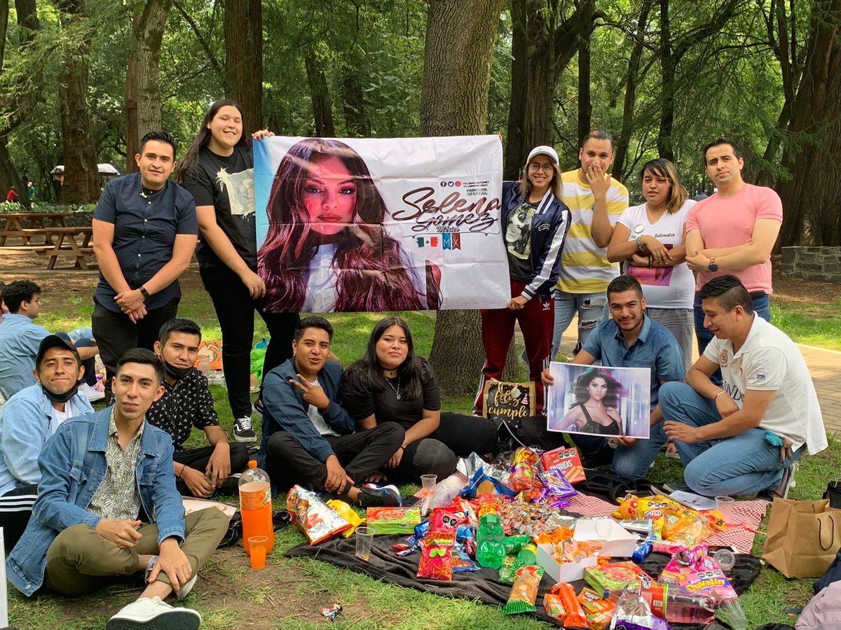 selenagomezmex's tweet photo. PICNIC SELENATOR. ❤️
Festejando los 30 añitos de Selena Gomez. 🇲🇽
Gracias por la invitación, un gusto convivir con ustedes. https://t.co/3e6keRHSBa