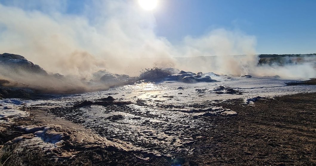 PompierAir's tweet photo. #Avord (18) : le 11/07, les pompiers de la #BA702 interviennent sur l’#incendie de 1️⃣3️⃣0️⃣t de pailles. 0️⃣5️⃣ véhicules mousse aérodrome #VMA108 engagés. Une #intervention qui a nécessité plus de 2️⃣0️⃣ rotations de ces engins grande capacité en soutien de l’action du @SDIS_18. https://t.co/V5Wzr9NVbR