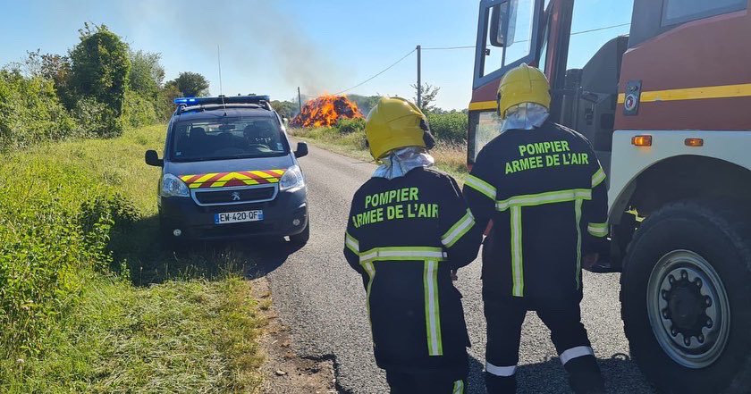 PompierAir's tweet photo. #Avord (18) : le 11/07, les pompiers de la #BA702 interviennent sur l’#incendie de 1️⃣3️⃣0️⃣t de pailles. 0️⃣5️⃣ véhicules mousse aérodrome #VMA108 engagés. Une #intervention qui a nécessité plus de 2️⃣0️⃣ rotations de ces engins grande capacité en soutien de l’action du @SDIS_18. https://t.co/V5Wzr9NVbR