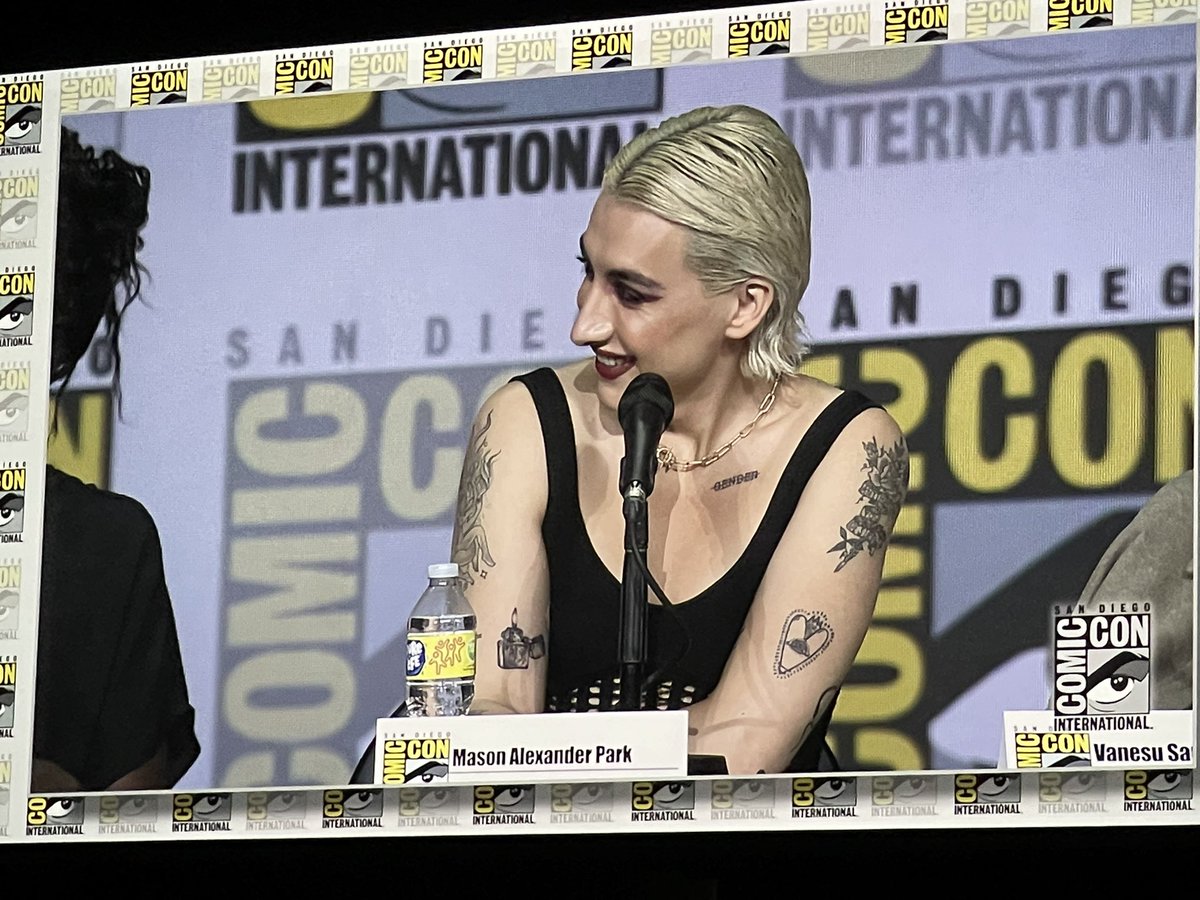 4_Y_E's tweet photo. Mason Alexander Park having a laugh at Neil Gaiman sharing their audition story (Mason tweeted Neil) #TheSandman #sdcc #HallH https://t.co/45dw1aNLQG