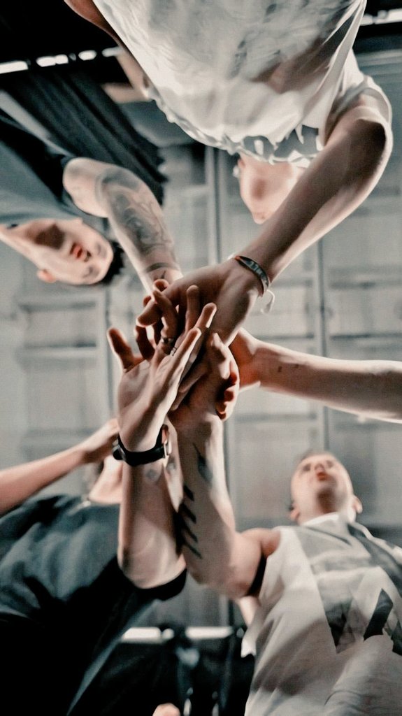 rainfallsy's tweet image. another year, another birthday celebrating me and my favourite group of people in the entire world, love you forever @onedirection &amp;lt;3
#12YearsOfOneDirection #12YearsOf1D 🍰
