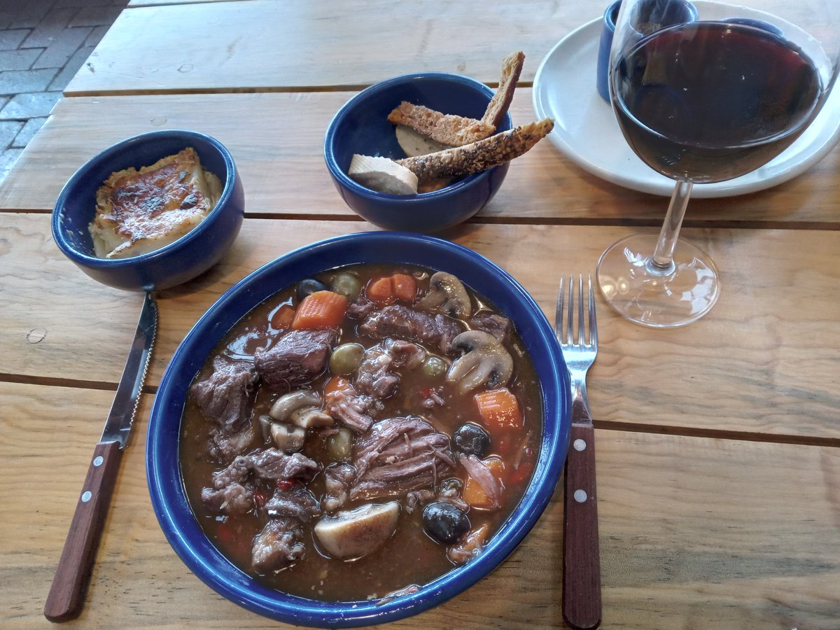 el_tirapiedras's tweet photo. Luego de mucha penitencia en este #Walden vallesano, vine a recomponer el cuerpo y el alma con el #boeufbourguignon de #faenalocal, #comfortfood para la lluvia y las penas. #Instafood #comercomoDiosmanda #comidacasera #comidafrancesa🇫🇷 https://t.co/ecITVyTmA5