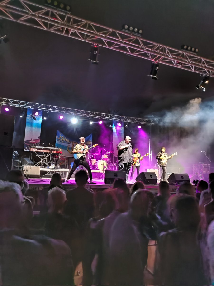 Flipando con <a href="/acontrablues/">A Contra Blues</a> Vozarrón, virtuosismo, actitud.... Y se supone que "solo" son los teloneros de Samanta Fish en #Laisladelblues #muyrecomendable