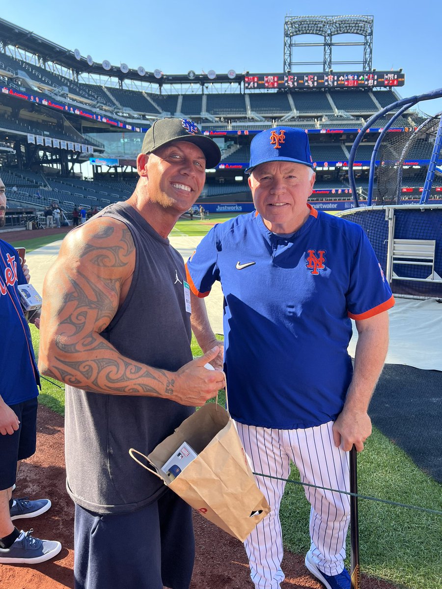 Just chilling with a legend. The main man! He even loves the UK. I’ve told him to make a trip and come see us sometime. #LGM @Mets @UKMetsOnline @MLBUKCommunity @MLBEurope