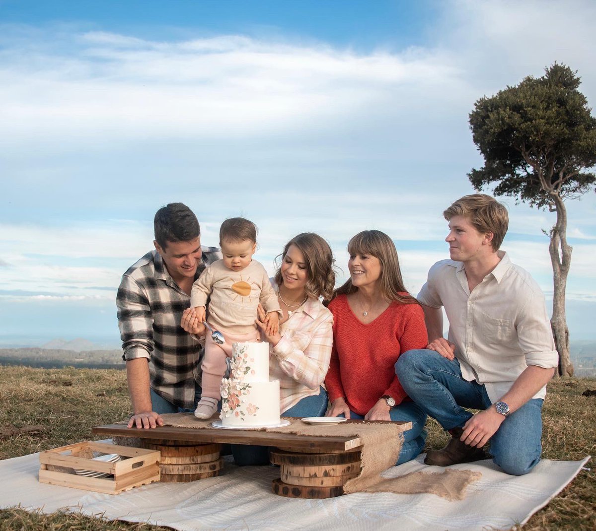 BindiIrwin's tweet photo. 24 ✨ https://t.co/TXhlaHv68X