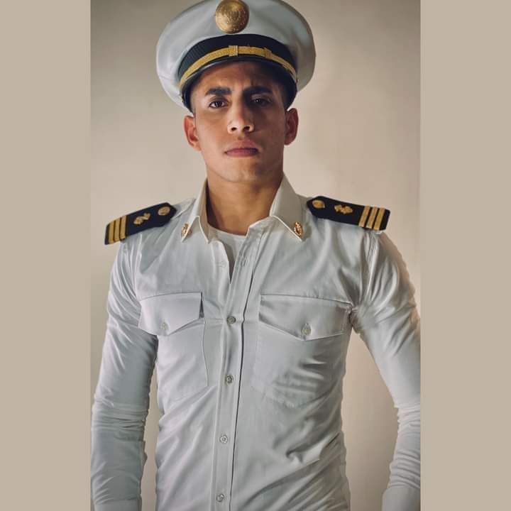 Mostafaelbomb's tweet photo. ليه دمنا رخيص والانسان عندنا حاجه عاديه  ليه بنقلد الغرب في كل حاجه الا اننا نقدر قيمة الانسان عايزين الهشتاج ده يلف مصر كلها عايزين #سامح_سيد عايش او ميت سامح في المحيط الهندي عايزين حد من المسؤولين يتحرك والناس تتفاعل كلها مع الهشتاج #انقذو_سامح https://t.co/42hJJXFQHw