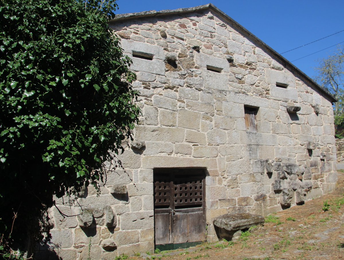 ANTIGA GRANXA MEDIEVAL DE PARADELA
#Boborás, ano 1507 

Ten unha solaina con varanda de ferro nunha das fachadas, en outra, portalón de madeira de entrada con lintel de pedra no que se aprecia unha inscrición e varios ocos rectangulares sobre esta, a modo de ventilación (2/2)