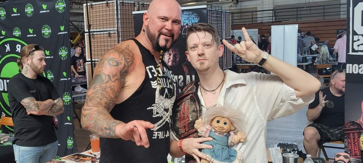 hb2booboo's tweet photo. I got to meet the master @The_BigLG today. I had to bow to show respect and honor to this legend.🙏 Truly one of the greats. Even gave me a to sweet 🤘thank you 🖤 #LegendsofHamburg #BULLETCLUB https://t.co/mPoUpSrUwR