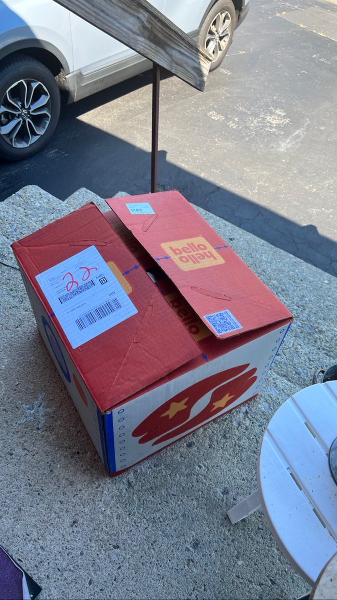 xoCaraMaria's tweet photo. @HelloBello (2 of 2) how is it I keep getting messed up deliveries? This box has NO tape on the top and NO sign there was one. I’ve had fully open liquids in the past (no cap on), spray bottles that don’t spray… ect. #hellobello #hellobellofail #momproblems https://t.co/l8bRVCjmZq