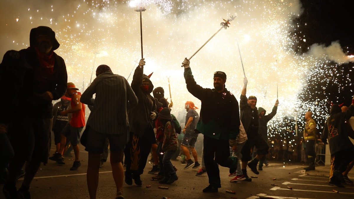 AjuntamentSVH's tweet photo. 💥💥 INCREÏBLE 💥💥

🦣 Genial correfoc de #FMSVH22 protagonitzat per la Colla @AngelsDiabolics amb el Mamut Venux al capdavant. Enguany, ben acompanyats de la colla Cua de Drac de Cornellà.

🔍 Programa de la #FMSVH22: https://t.co/Bx88i5AINl https://t.co/1RwmjMFrAN