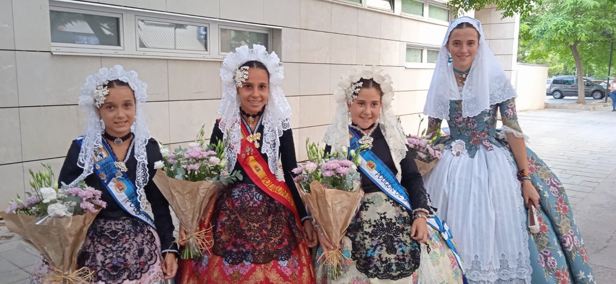 Hoy hemos acompañado a nuestra Hoguera hermana @hogueralasacacias de San Vicente en la Ofrenda de Flores. Gracias por vuestras atenciones y gran trato. 

#hacecalorperodisfrutamos
#hogueralasacacias 
#ofrendasan icente
#PSB2022
#fogueres2022
#fogueres 
#hogueras2022