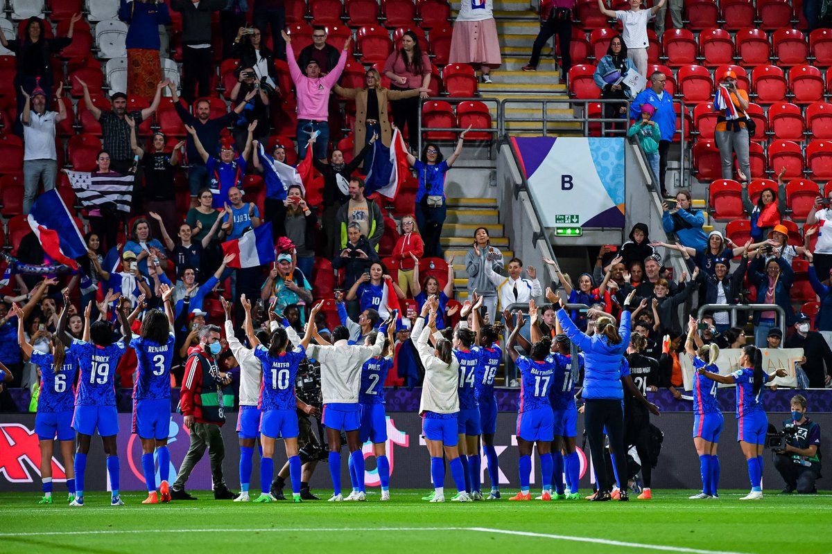 equipedefranceF's tweet photo. 𝙃𝙄𝙎𝙏𝙊𝙍𝙄𝙌𝙐𝙀 💥
La France s’est qualifiée pour la première demi-finale de son histoire à l’EURO 🔥

 🔜 🇫🇷🇩🇪 en demi-finale 

#FiersdetreBleues #WEURO2022 https://t.co/isFYQicm7v