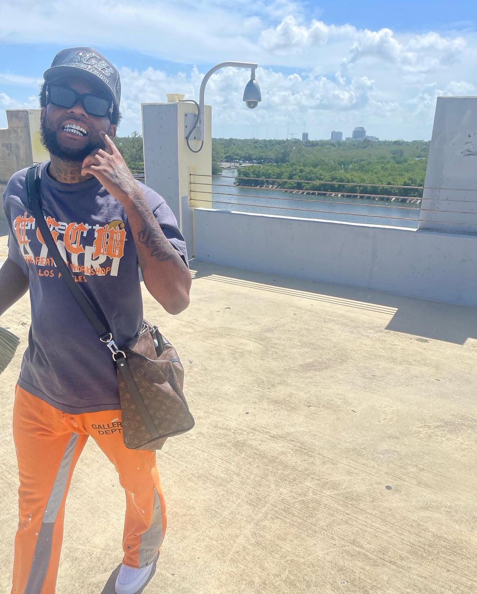 6kFly's tweet photo. From brickell city center to Broward county they know my name n**** 🐐🦅
#MircaleBaby #BACKOUTSIDE #RR4L https://t.co/KCKwuvK5vJ