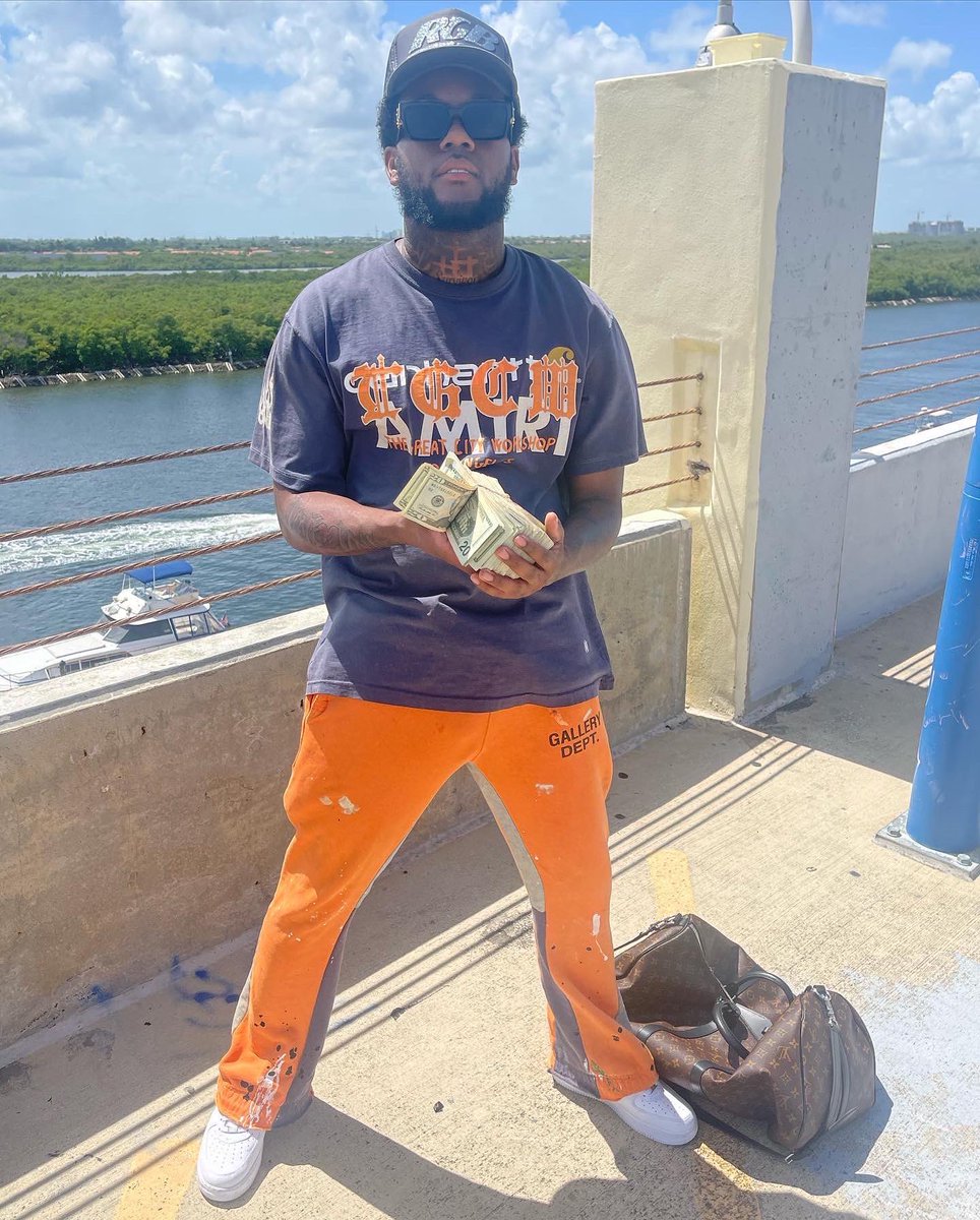 6kFly's tweet photo. From brickell city center to Broward county they know my name n**** 🐐🦅
#MircaleBaby #BACKOUTSIDE #RR4L https://t.co/KCKwuvK5vJ