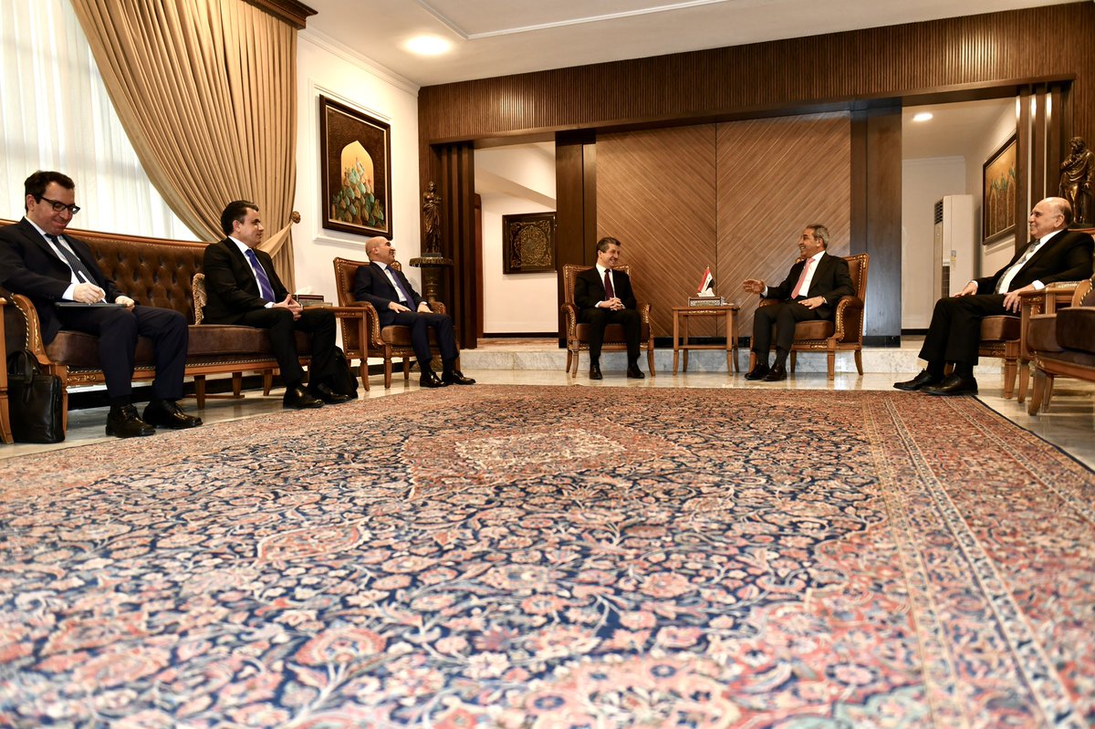 masrourbarzani's tweet photo. يجب التعامل مع إقليم كوردستان ككيان اتحادي ودستوري لتحقيق شراكة حقيقية.

التقينا رئيس مجلس القضاء الأعلى فائق زيدان. مستعدون للتوصل إلى اتفاق يتوافق مع الدستور، بما يخدم مصلحة جميع العراقيين. https://t.co/XqABn71rHv