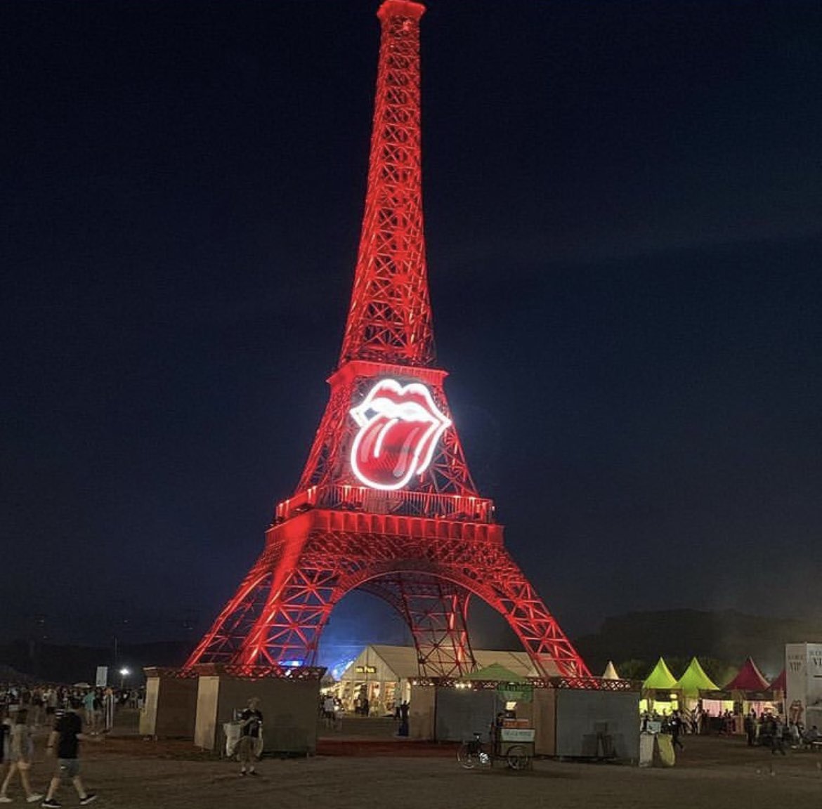 RollingStones's tweet photo. What an amazing night in Paris 🎸👅
Merci beaucoup!! 
💙🤍❤️ https://t.co/I2e10GGcnO