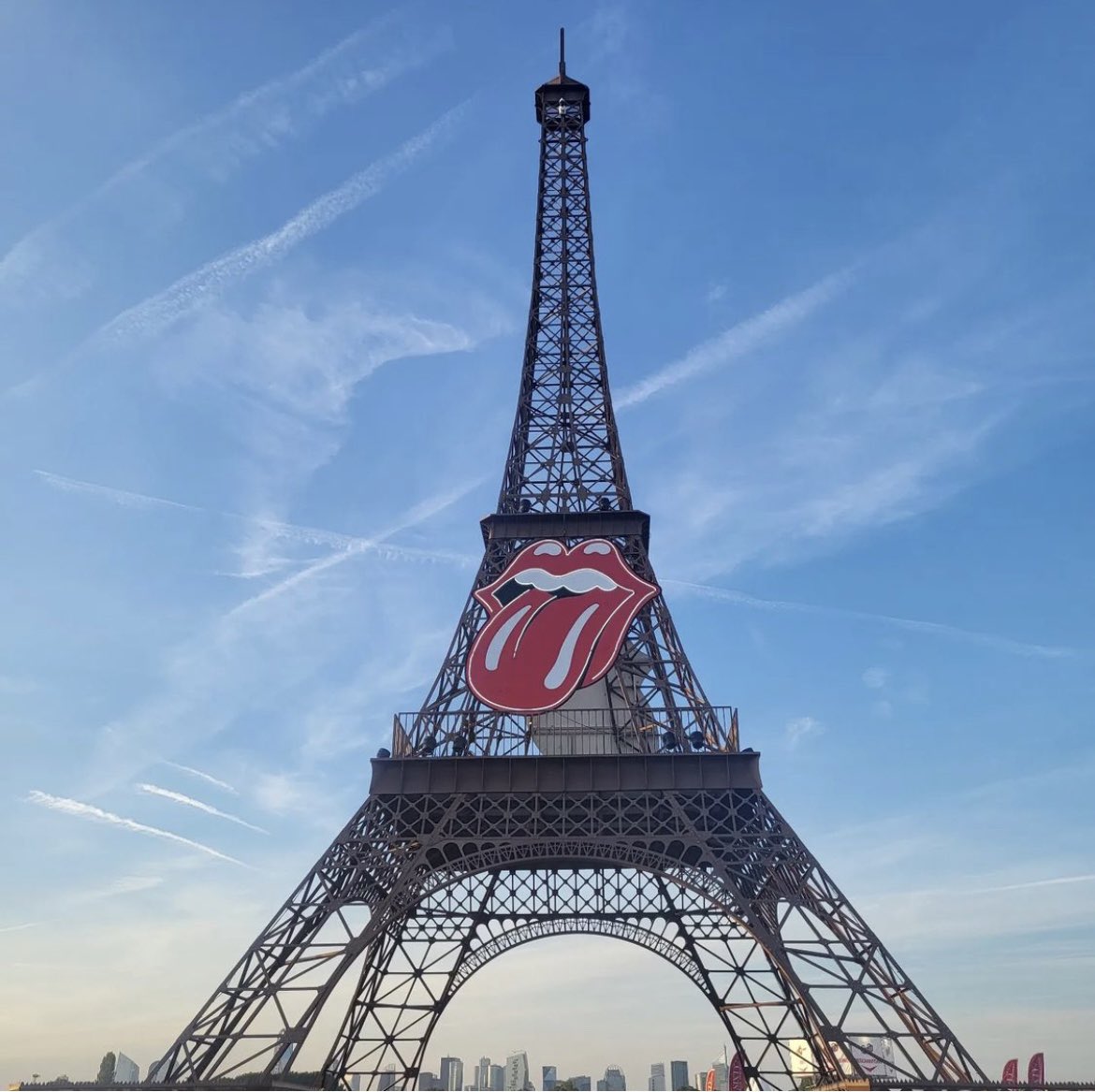 RollingStones's tweet photo. What an amazing night in Paris 🎸👅
Merci beaucoup!! 
💙🤍❤️ https://t.co/I2e10GGcnO