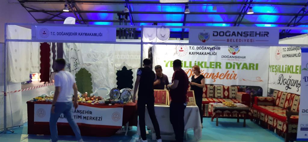 25. Uluslararası Malatya Kültür Sanat Etkinlikleri ve Kayısı Festivaline Doğansehir Halk Eğitimi Merkezi olarak Daoğanşehir Kaymakamlığı ve Belediyemiz standında ürünlerimizle katılım sağladık. Emeği geçenlere teşekkürler.
<a href="/canerguler44/">Caner Güler</a>
<a href="/DogansehirK/">DogansehirKaymakamlk</a>
<a href="/mavsar71/">M. Ali Avşar</a>
<a href="/DogansehirBelTr/">Doğanşehir Belediyesi</a>