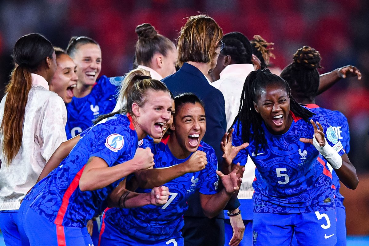 equipedefranceF's tweet photo. 𝙃𝙄𝙎𝙏𝙊𝙍𝙄𝙌𝙐𝙀 💥
La France s’est qualifiée pour la première demi-finale de son histoire à l’EURO 🔥

 🔜 🇫🇷🇩🇪 en demi-finale 

#FiersdetreBleues #WEURO2022 https://t.co/isFYQicm7v