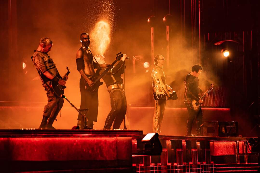 RammlosOficial's tweet photo. La noche más calurosa del año en Tallin – aitäh!
Parte 1/2
🔥#RAMMSTEIN🔥
🏟️ #SongFestivalGrounds
🇪🇪 #Tallinn #Estonia
📅 20/07/22
📸#Fotos:©#RobLewis & #JensKoch
#EuropeStadiumTour2022 #ZEITkommt #ChristophSchneider #TillLindemann #RichardKruspe #OliverRiedel #PaulLanders #FLAKE https://t.co/TP8Y9mjQd7