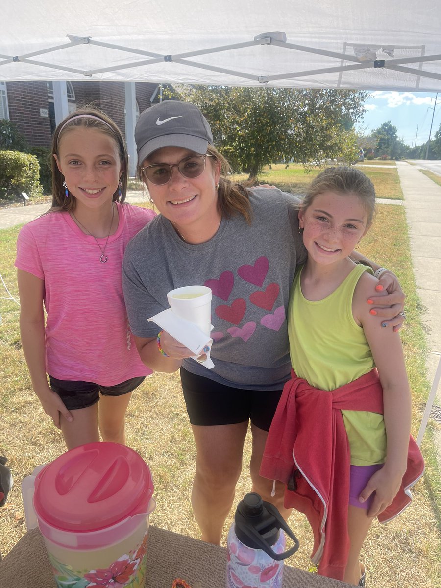 coachcameron24's tweet photo. Proud moment: My girls wanted to embrace the heat &amp; sell lemonade to raise $ for less fortunate! Blessed Moment: Our school SRO &amp; Head Vball Coach stopped in to support them. Blessed to have some amazing people in Siloam wearing Maroon! @Siloam_Panthers @SiloamSpringsHS https://t.co/0AsRhV4fCx