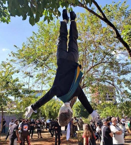 Viviane32794959's tweet photo. @STF_oficial Isso aqui também é considerado destruição da Democracia? Ataque a instituição da Presidência da República ?  
Ou liberdade de expressão quando os criminosos  que fazem isso são esquerdista ? https://t.co/JKHOToPsrt