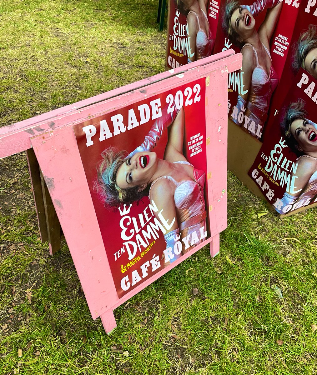 Weer gezellig met zijn allen in een volle hete tent op de #parade naar <a href="/tendamme/">Ellen ten Damme</a> Heel fijn dat het weer kan.