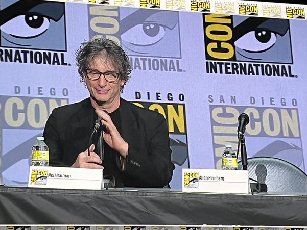 SandmanNews's tweet photo. “We made this Sandman for you guys and now you guys have to go out and convert the world.”

-- Neil Gaiman (@neilhimself) #TheSandman https://t.co/fa4CkBGQ7K