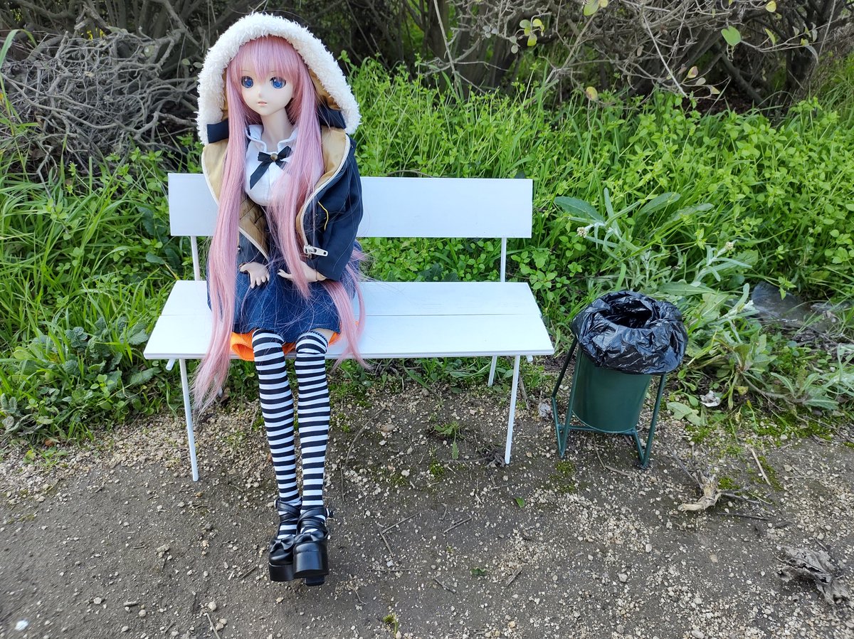 Cookienavalon's tweet photo. Today my Hb created this trash can and a bench to put on open spaces like the garden.
I love the "park look" they create
#dolllover #dollfiedream #onethirdscale https://t.co/J6KidmNdFr