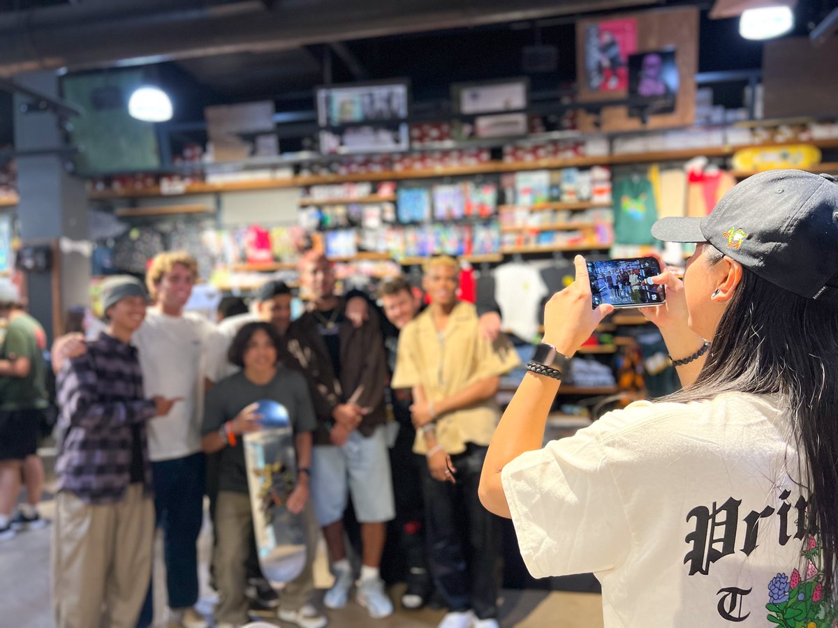 mallofamerica's tweet photo. What a fun afternoon at @zumiez! 🛹Pro-skaters from @PRIMITIVE_LA dropped in the store for a Q&amp;A and Meet + Greet! #PrimitiveSkate @prod84 https://t.co/spa9IrtaBg