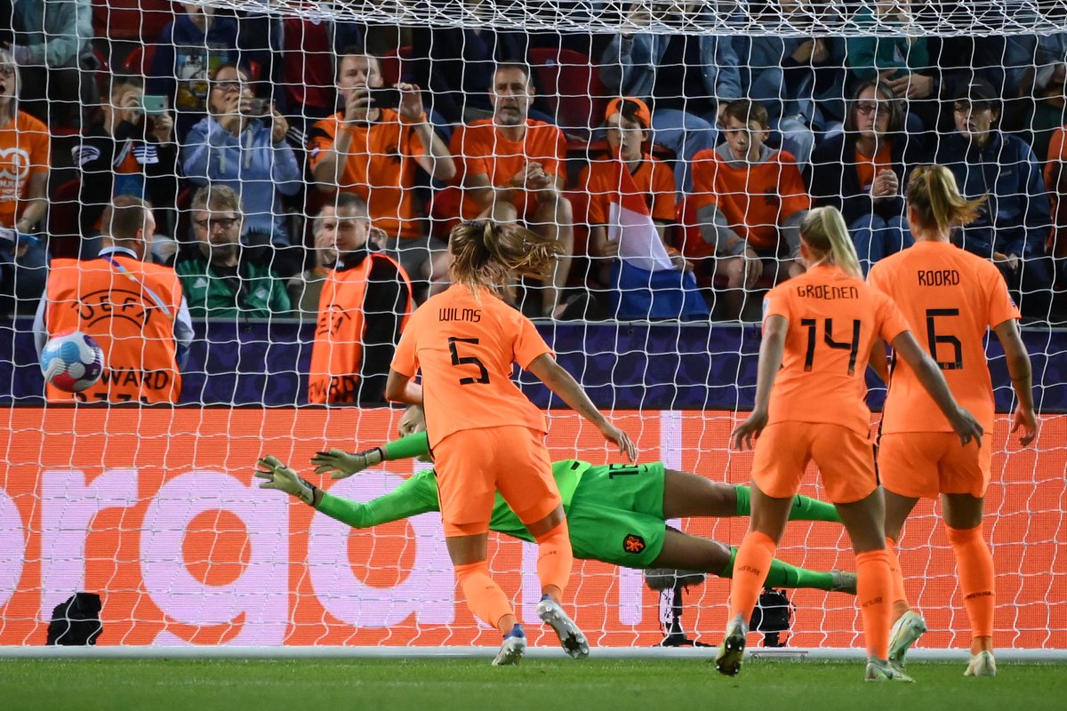 WEURO's tweet photo. 🙌 @DomselaarDaphne appreciation post 🙌

🧤 Just some of the saves she made tonight...

 #WEURO2022 | #NED https://t.co/XIaaP0ZaPb