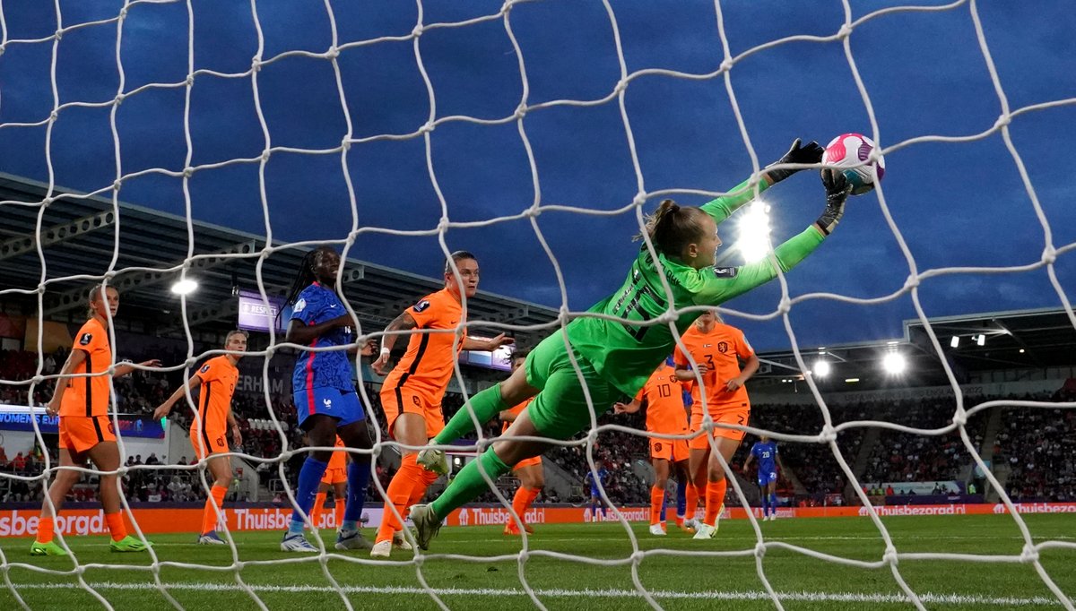 WEURO's tweet photo. 🙌 @DomselaarDaphne appreciation post 🙌

🧤 Just some of the saves she made tonight...

 #WEURO2022 | #NED https://t.co/XIaaP0ZaPb