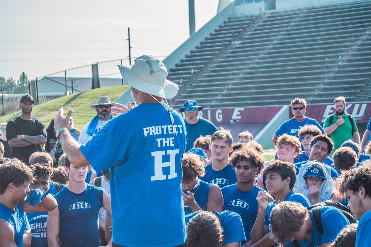 HighlandsFB's tweet photo. Champions has a nice ring to it🗣

Highlands Varsity wins the EKU 7v7 tournament.

#GoBirds #1March https://t.co/uVw7hg0bzL