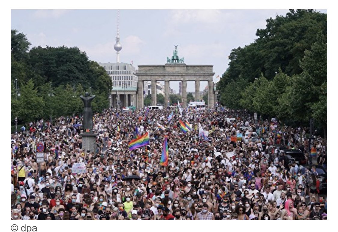 dokhollidays's tweet photo. 23.7.2022

‼️350.000 
Besucher
CSD
Berlin

‼️3164 
Inzidenz 
Wunsiedel

Wollen wir nicht langsam Alle ein wenig dazu beitragen dass die geschützt werden die sich nicht selbst schützen können?

Ich danke Jedem der das tut.

#CovidIsNotOver 
#omicronMildMyAss 
#MaskenpflichtJetzt https://t.co/1diGTwk6QU