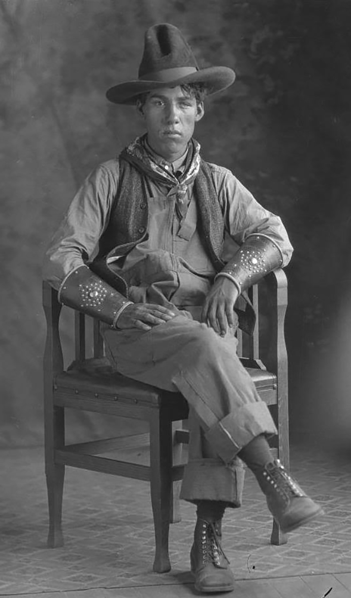 Circa 1915, a vaquero (possibly ... could just be a studio costume) poses for the great Julius Born in Julius' studio in Canadian, Texas. One of 4000 or so of Julius' portraits which you can get lost in here: texashistory.unt.edu/search/?q=juli…