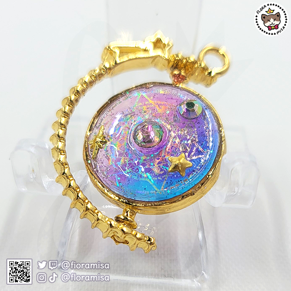 fioramisa's tweet photo. I've also got this #magicalgirl inspired spinning pendant! #resin #artistsontwitter https://t.co/xsitDwi5GY