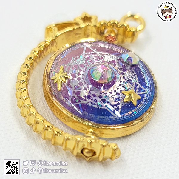 fioramisa's tweet photo. I've also got this #magicalgirl inspired spinning pendant! #resin #artistsontwitter https://t.co/xsitDwi5GY