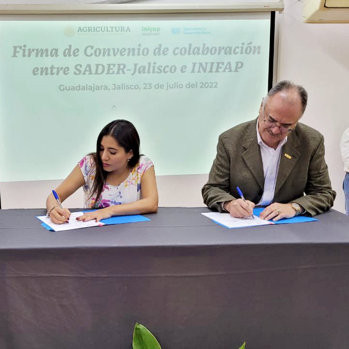 inifap's tweet photo. Durante el evento de Puertas Abiertas del #CIRPAC, el #INIFAP y @SaderJal firmaron un convenio de colaboración 🤝 para establecer las bases de futuros proyectos de investigación científica en materia agropecuaria y forestal en beneficio del estado de #Jalisco. https://t.co/pELpQWt55o