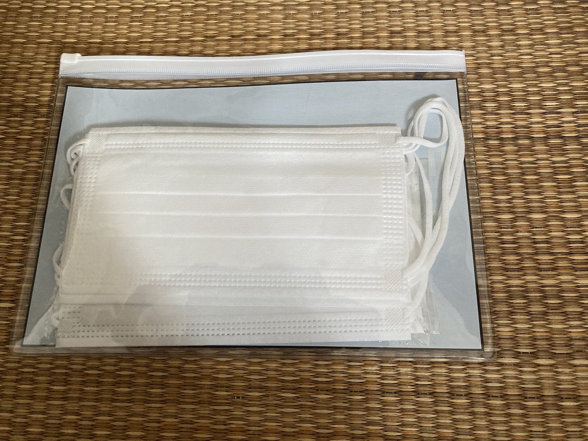 mikakoma72's tweet photo. GSツアーのComplete Boxをやっと開封した。楽天の特典：クリアポーチは、持ち運び用のマスク入れにした。マスク以外を入れられる日が早くきますように。そして、円盤を堪能する時間を早く作る（決意）
#THEYELLOWMONKEY
#TYMS2019GS https://t.co/slO1vRWwol