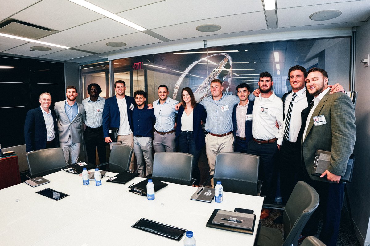 PennStateFball's tweet photo. The guys hit the road to the Big 🍎 to network &amp; visit some top offices &amp; firms📍🏙️ #WeAre #FifthQuarter https://t.co/X4tAUJwoMz