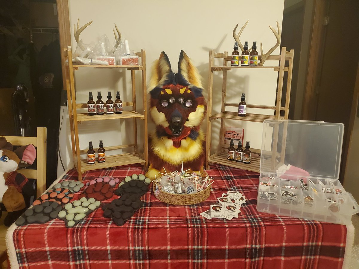 PlaidPawsMaus's tweet photo. Well, #PlaidCon was a blast! Thank you to my kiddos and friends who came and weathered not only a thunderstorm, but a tornado too! 😨 #furry #fursuit #maker https://t.co/8Mr1hukbmz