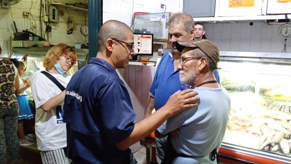 NicmerEvans's tweet photo. En la conversación hoy con los comerciantes del mercado de Charallave la más importante preocupación es la carga impositiva que les quita el 70% de sus ganancias, ahorcando a un sector que podría generar mucho más empleo y mejores precios... @mdi_venezuela https://t.co/2fdRRenJSX