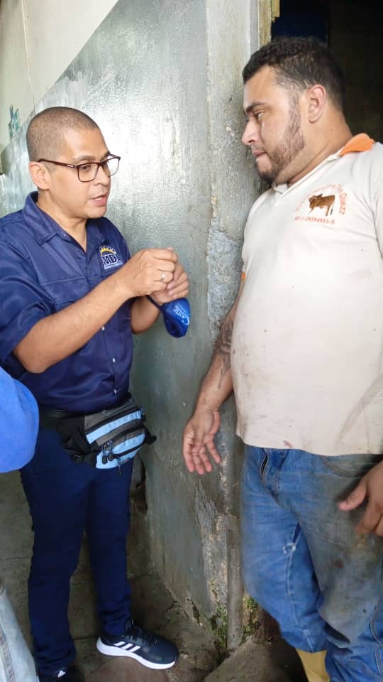 NicmerEvans's tweet photo. En la conversación hoy con los comerciantes del mercado de Charallave la más importante preocupación es la carga impositiva que les quita el 70% de sus ganancias, ahorcando a un sector que podría generar mucho más empleo y mejores precios... @mdi_venezuela https://t.co/2fdRRenJSX