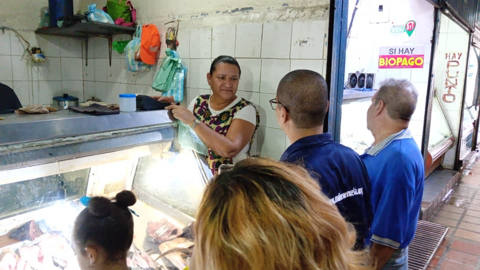 NicmerEvans's tweet photo. En la conversación hoy con los comerciantes del mercado de Charallave la más importante preocupación es la carga impositiva que les quita el 70% de sus ganancias, ahorcando a un sector que podría generar mucho más empleo y mejores precios... @mdi_venezuela https://t.co/2fdRRenJSX