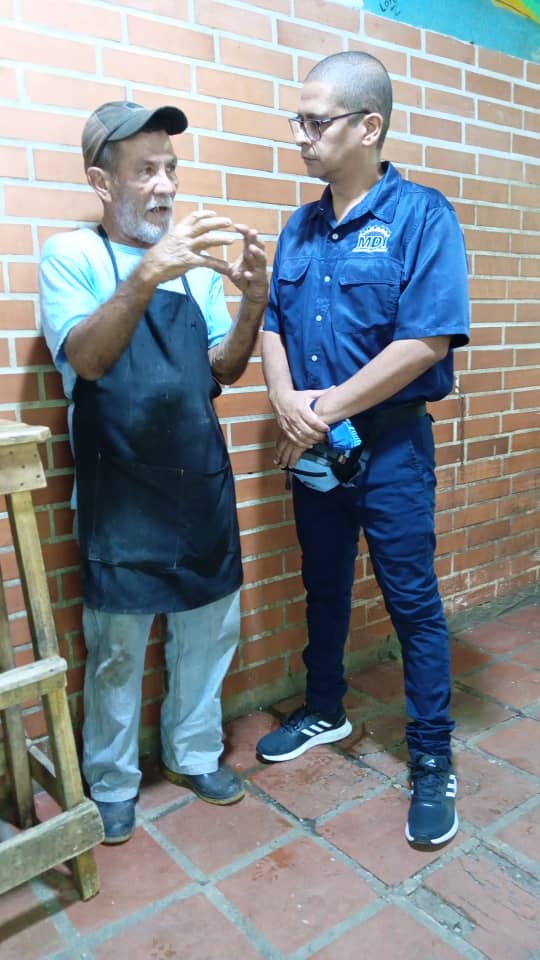 NicmerEvans's tweet photo. En la conversación hoy con los comerciantes del mercado de Charallave la más importante preocupación es la carga impositiva que les quita el 70% de sus ganancias, ahorcando a un sector que podría generar mucho más empleo y mejores precios... @mdi_venezuela https://t.co/2fdRRenJSX