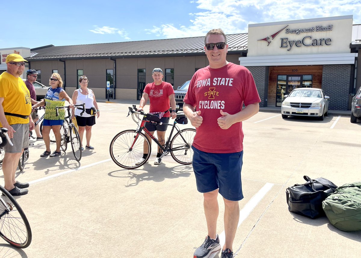 BishopHeelanSch's tweet photo. Pretty cool that Heelan grad Ben Uhl hosted over 60 RAGBRAI riders at his home Sergeant Bluff EyeCare business. Godspeed to all riders #SergeantBluff RAGBRAI2022 https://t.co/mS1W6A8Lc6